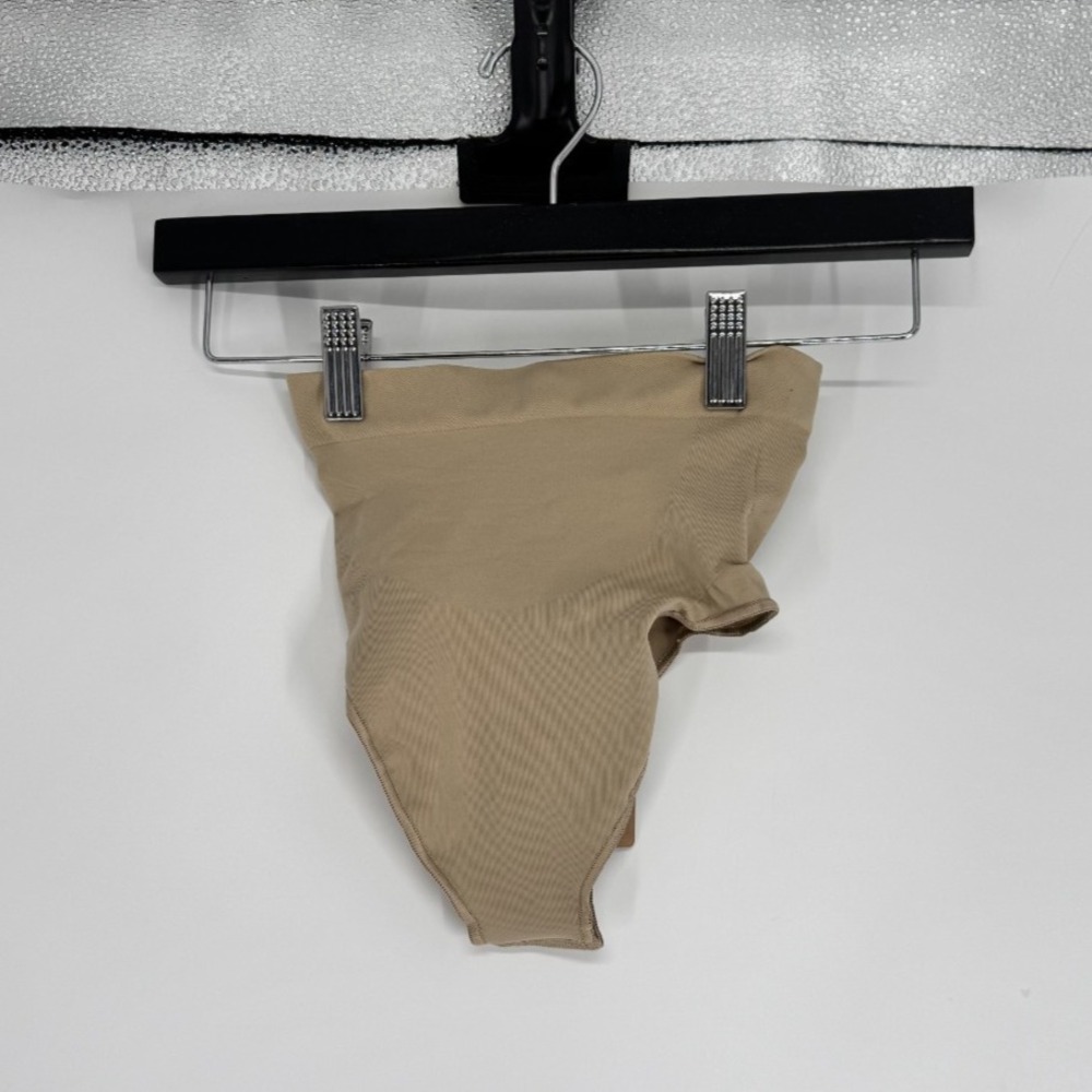 SKIMS Seamless Sculpt High Waisted Thong Womens Small Clay Tan Beige Stretch